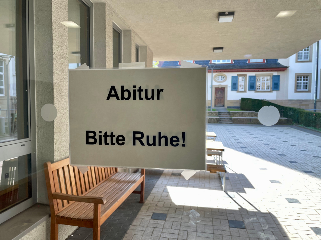 Schild mit Text "Abitur Bitte Ruhe!"