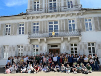 Schüler vor Gebäude